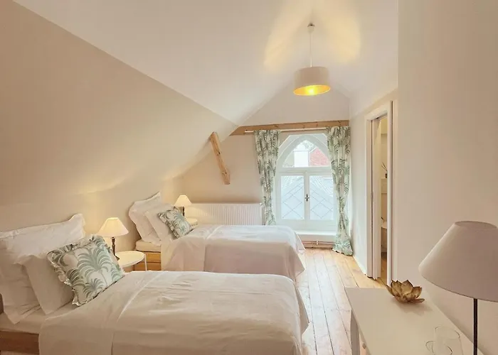 Zamecka Stodola - Cerveny Hradek U Sedlcan * Selčan