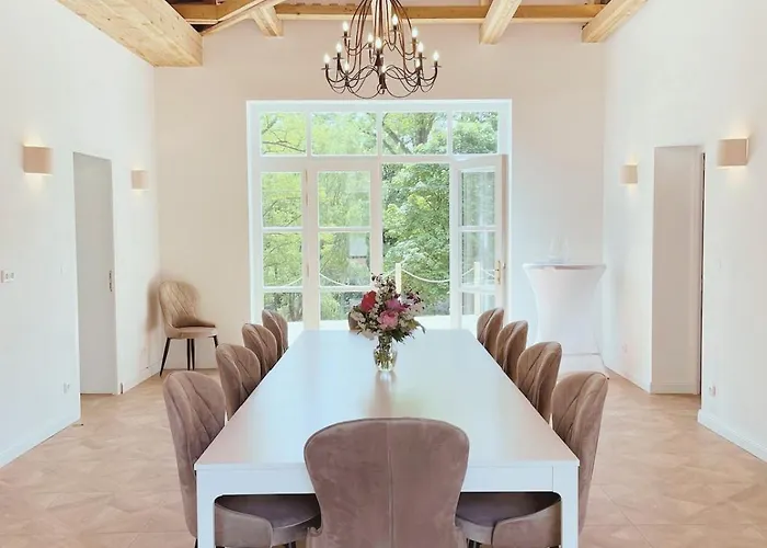 Zamecka Stodola - Cerveny Hradek U Sedlcan Selčan