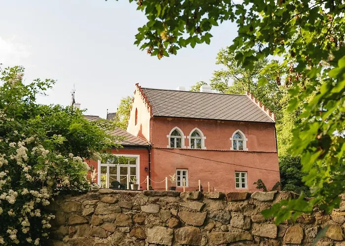 Zamecka Stodola - Cerveny Hradek U Sedlcan * Selčan