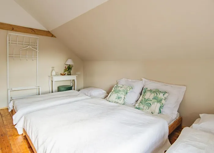 Zamecka Stodola - Cerveny Hradek U Sedlcan Selčan