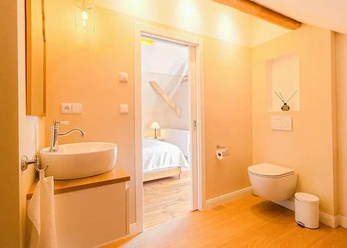 Zamecka Stodola - Cerveny Hradek U Sedlcan * Selčan