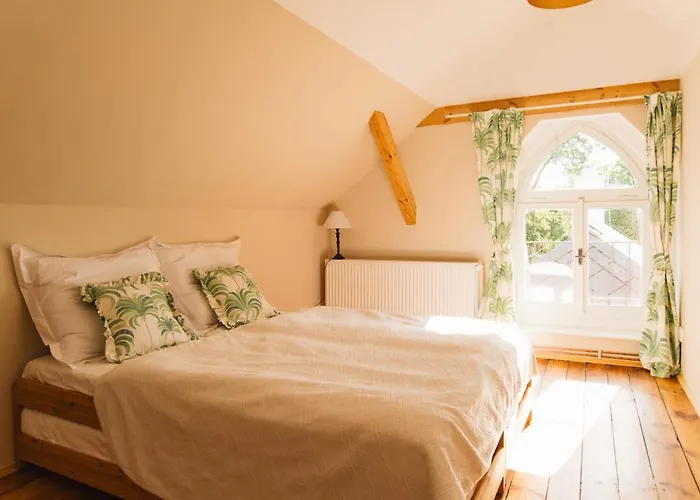 Zamecka Stodola - Cerveny Hradek U Sedlcan Selčan