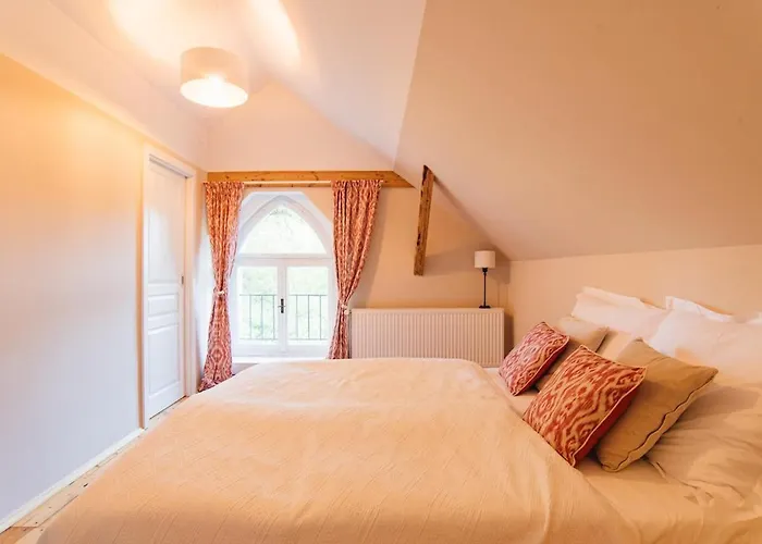 Zamecka Stodola - Cerveny Hradek U Sedlcan Selčan