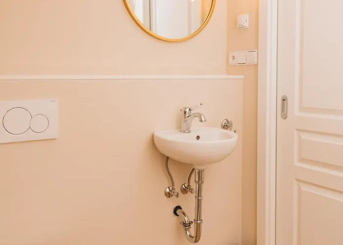 Zamecka Stodola - Cerveny Hradek U Sedlcan * Selčan