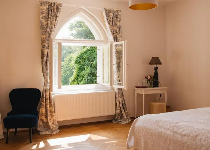 Zamecka Stodola - Cerveny Hradek U Sedlcan *