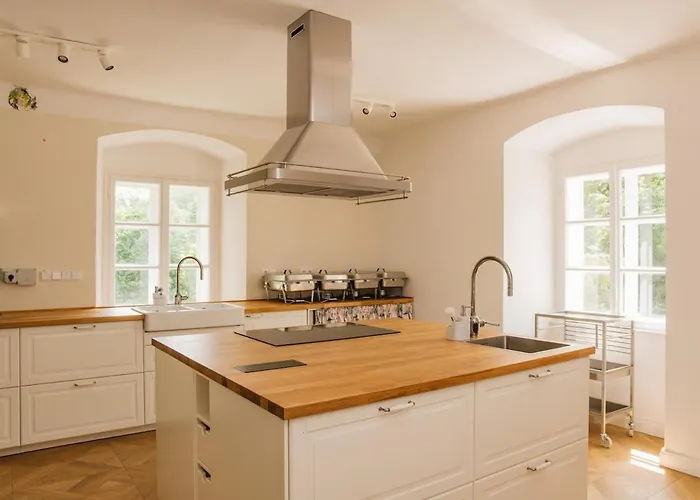 Zamecka Stodola - Cerveny Hradek U Sedlcan Selčan