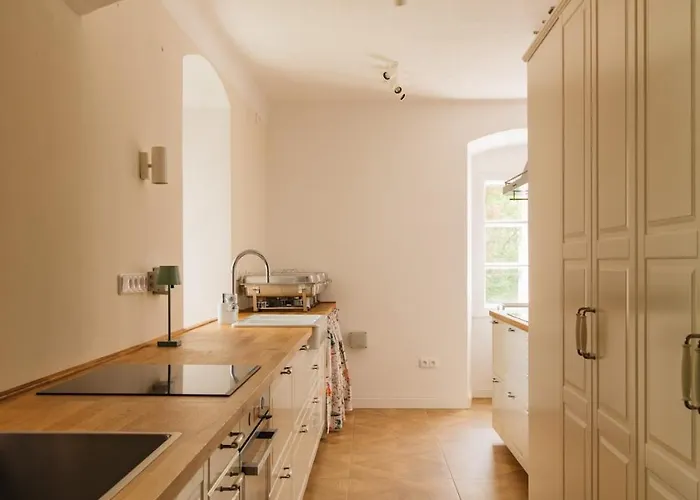 Zamecka Stodola - Cerveny Hradek U Sedlcan *